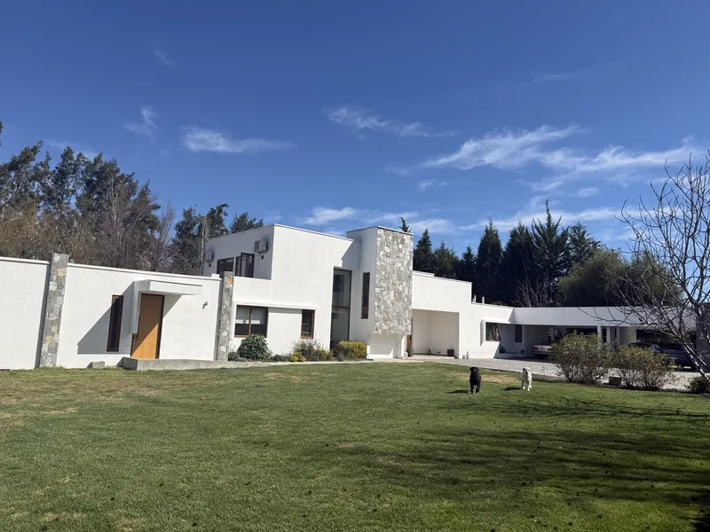 Casa moderna con jardín en Chicureo