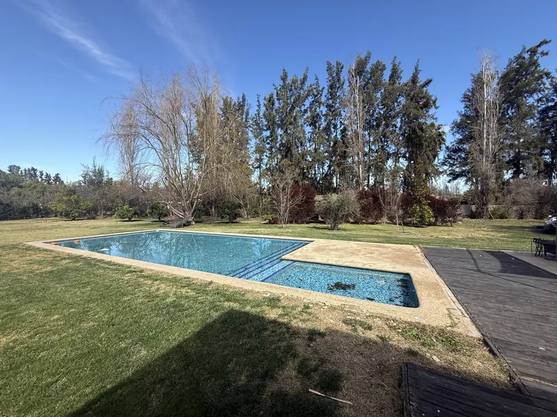 Jardín con piscina y árboles en Chicureo